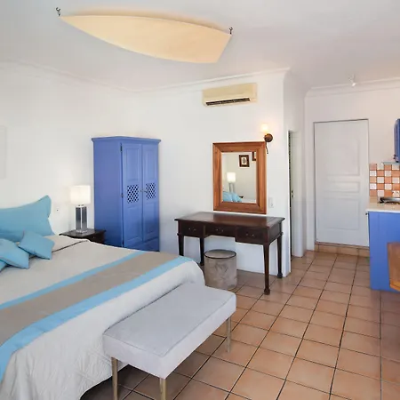 Meltemi Aparthotel Perissa (Santorini)