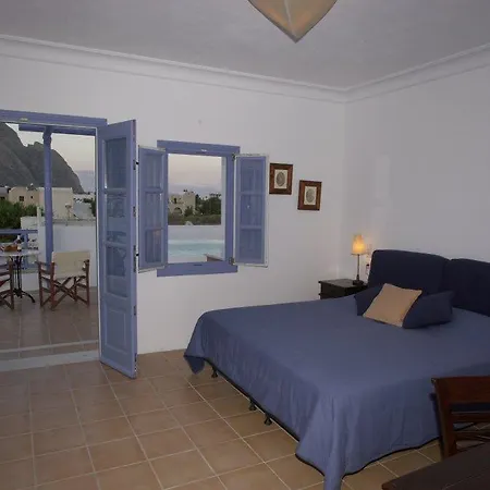 Meltemi Perissa (Santorini)