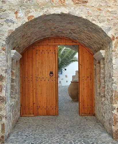 Meltemi Aparthotel Perissa (Santorini)